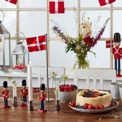 Celebrate bordflag på fod 40 cm