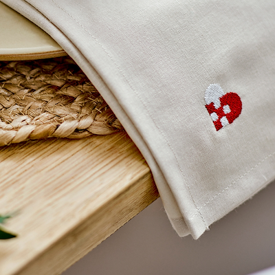 Södahl Christmas Hearts Embroidery dug rød 140x270 cm