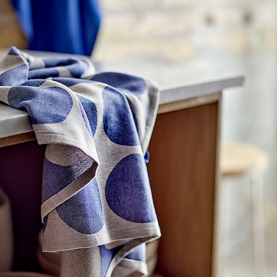 Södahl Bubbles viskestykke kongeblå 70x50 cm 2 stk