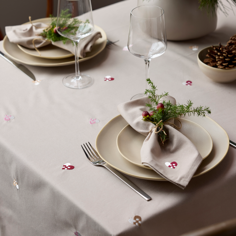 Festlig Rød Södahl Christmas Hearts Embroidery juledug rød Ø 180 cm | Kop & Kande
