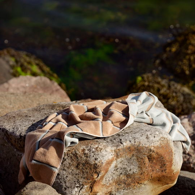 Zone Sauna håndklæde sand/blå/grøn 70x140 cm