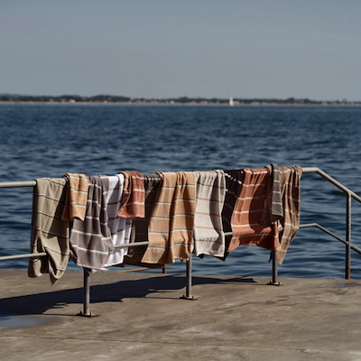 Zone Sauna håndklæde sort/blå/sand 70x140 cm