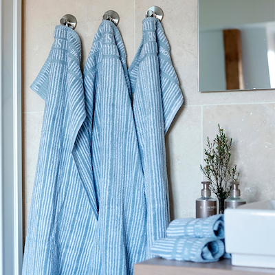 Home By Ilse Jacobsen badehåndklæde pudderblå striber 70x140 cm