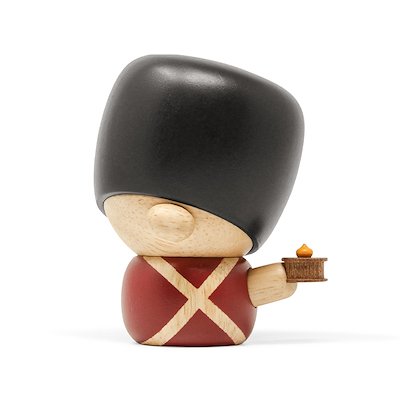 FableWood Fyrtøjet træfigur rød/sort H8 cm