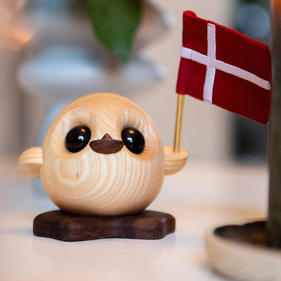 FableWood Villy den søde ælling med flag H10 cm