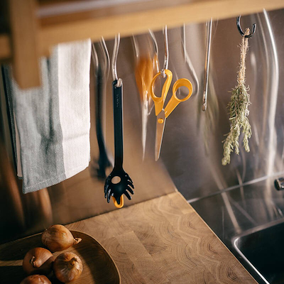 Fiskars Functional Form pastaske med silikone sort 29,3 cm