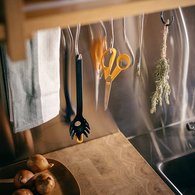 Fiskars Functional Form pastaske med silikone sort 29,3 cm