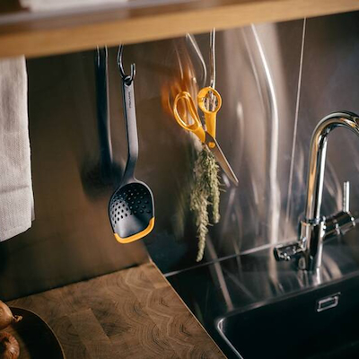 Fiskars Functional Form hulske med silikone sort 29,2 cm