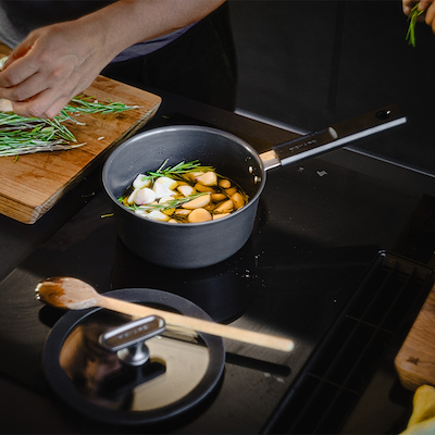 Fiskars Hard Face kasserolle sort med låg 1.8 liter