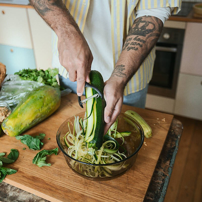 Fiskars Functional Form julienneskræller sort 15,2 cm