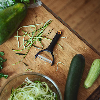 Fiskars Functional Form julienneskræller sort 15,2 cm