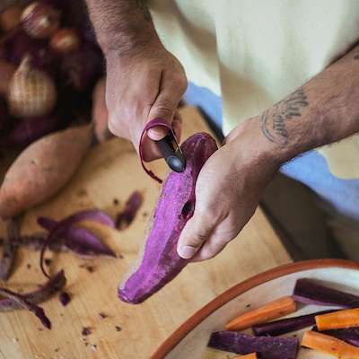 Fiskars Functional Form skrællekniv med roterende blad sort