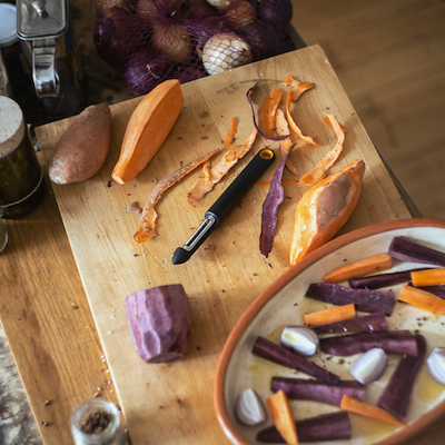 Fiskars Functional Form skrællekniv med roterende blad sort