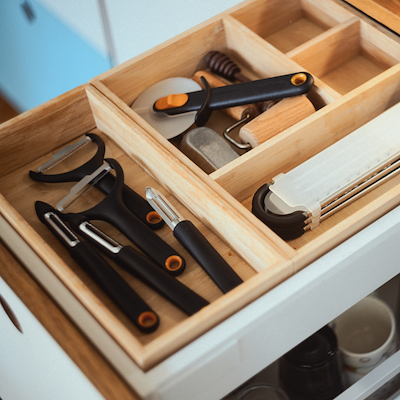 Fiskars Functional Form skrællekniv med roterende blad sort