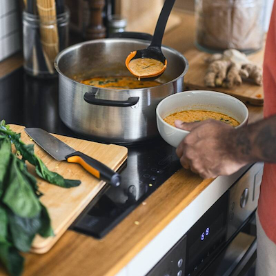 Fiskars Functional Form suppeske med silikone sort 29,5 cm