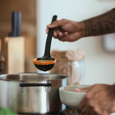 Fiskars Functional Form suppeske med silikone sort 29,5 cm