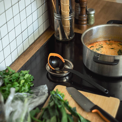 Fiskars Functional Form suppeske med silikone sort 29,5 cm