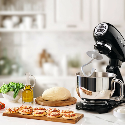 Smeg SMF03BLEU køkkenmaskine sort 4,8 liter 800 watt