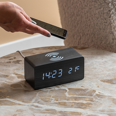 Karlsson Block vækkeur med trådløs oplader sort