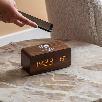 Karlsson Block vækkeur med trådløs oplader brun
